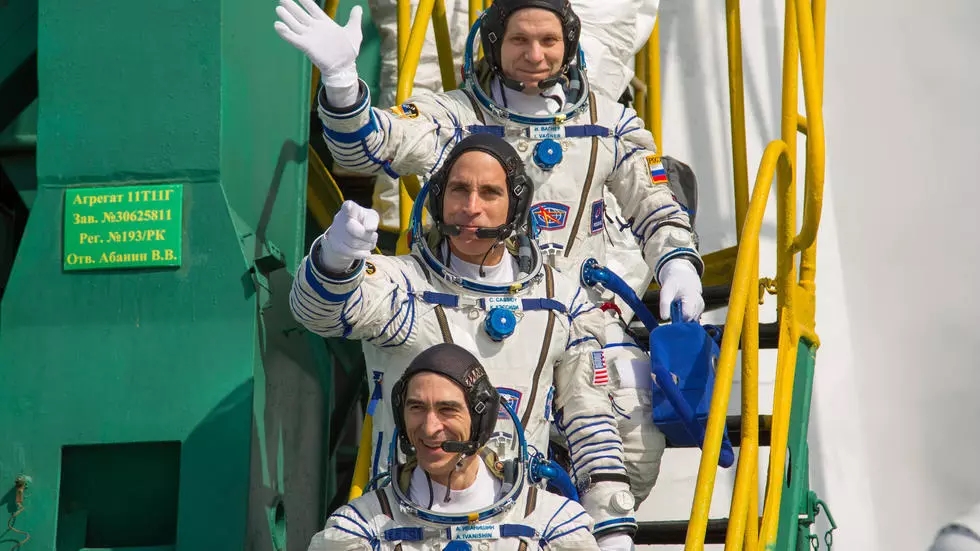 three man crew return to earth from international space station